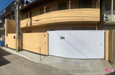 Casa semi mobiliada, próxima a praia e com infraestrutura completa no bairro ingleses