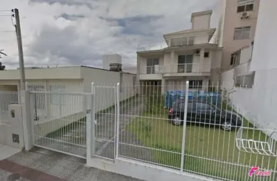Casa com 3 dormitórios sendo 1 suíte em ótima localização - barreiros
