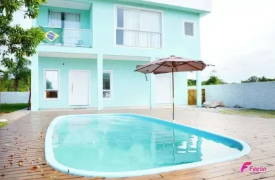 Linda casa com suíte master e teto panorâmico em condomínio fechado em canasvieiras