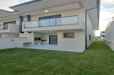 Casa com 3 dormitórios sendo 1 suíte, área gourmet a 600 metros da praia de canavieiras- florianópolis sc