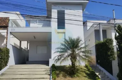 Casa com 4 suítes e área gourmet em condomínio arborizado
