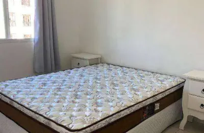 Mobiliado e perto da praia – 2 dormitórios com 2 vagas de garagem