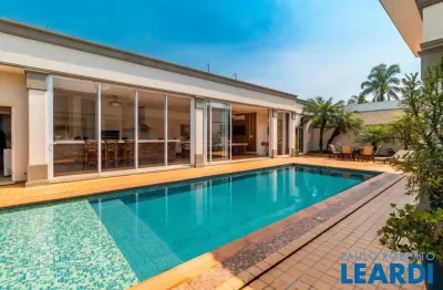 Residência exclusiva em condomínio nobre – luxo, conforto e elegância
