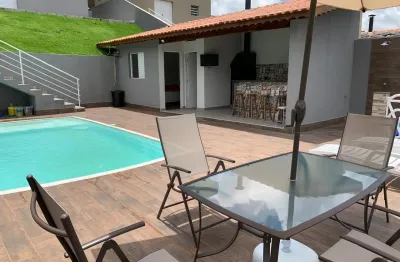 Casa para locação – mobiliada, excelente acabamento, ampla área externa e lazer completo!
