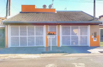 Casa térrea, em ótima localização, próxima ao centro, ideal para locação de temporada.