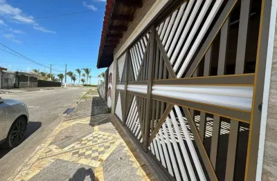Casa em praia grande, no caiçara apenas 50 metros da praia com 02 dormitorios.
