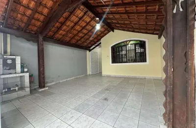 Casa em praia grande, com 02 dormitórios espaço com churrasqueira perto da praia