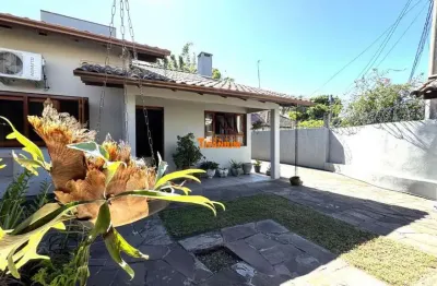 Casa plana 3 dormitórios, sendo uma suíte, lareira, churrasqueira, água quente, à venda em novo hamburgo.