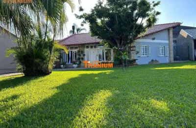 Casa plana com amplo pátio em local calmo e tranquilo, a 5 minutos do centro de