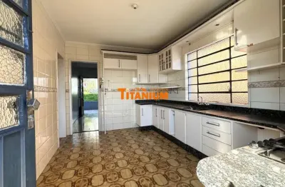 Casa com 2 dormitórios, cozinha equipada, espera para água quente, churrasqueira à venda em novo hamburgo, vila nova .