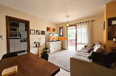 Apartamento com 2 dormitórios, sendo uma suíte, sacada aberta com churrasqueira, garagem coberta, prédio com elevador à venda em novo hamburgo.