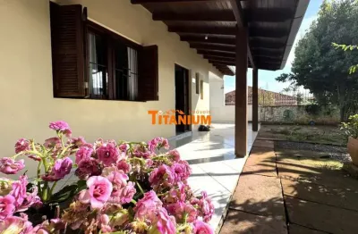 Casa plana, com 3 dormitórios, 2 banheiros, e um terreno espaçoso para sua família e seus pets, com 594 m2, à venda em novo hamburgo.