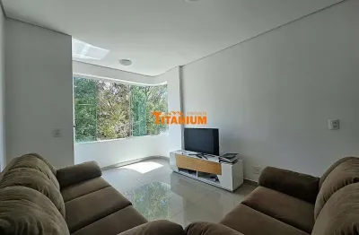 Apartamento com 2 dormitórios, sendo uma suíte, sacada integrada com churrasqueira, água quente, garagem coberta, pertinho do centro à venda.