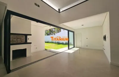 Casa à venda de alto padrão em região nobre do Bairro Ideal em Novo Hamburgo, são 3 dormitórios, sendo 1 suíte, 3 banheiros, 2 vagas de garagem, espera para piscina e espera para água quente