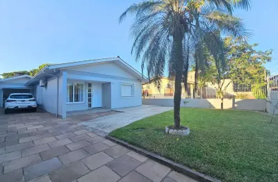 Casa plana à venda com muito bom gosto, conta com 3 dormitórios, sala de estar, jantar e cozinha integradas, 2 banheiros, ótima garagem com churrasqueira, ampla lavanderia, e um maravilhoso pátio na f