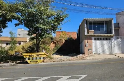 Terreno  medindo  8x25  em  aclive.  Bairro  ótimo.  para  fazer  garagem  em  baixo  e  casa em  cima