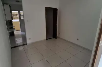 Alugo kit reformada e com garagem no coração do gonzaga em santos
