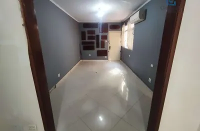 Vendo amplo apartamento de 3 dormitórios na ponta da praia em santos