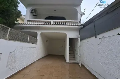 Alugo Casa Sobreposta Alta com 02 dormitórios, 02 suítes e dependência extra e 2 vagas na Vila Belmiro, Santos.