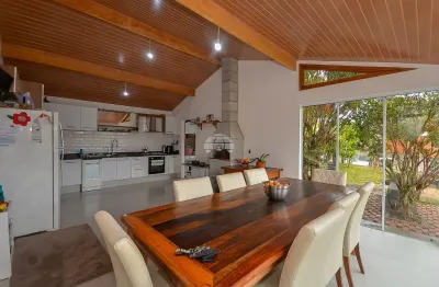 Excelente casa com amplo terreno em local privilegiado em colombo
