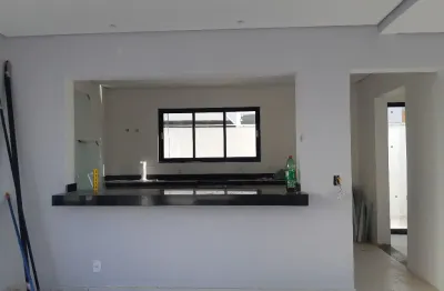 Linda casa sobrado 3 dormitórios sendo 1 suíte!em loteamento fechado.