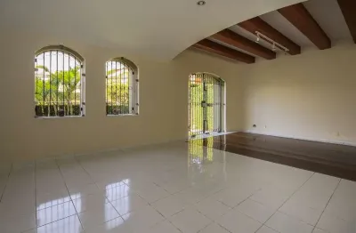 Casa indisponível em pacaembu com 3 quartos, sendo 1 suíte , 255m²