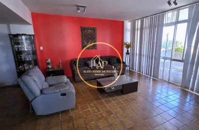 Imóvel para venda possui 176 metros quadrados com 4 quartos, piscina, 2 vagas cobertas