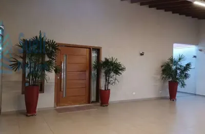 Bela residência á venda na vila teixeira-totalmente reformada próximo à escola-comercio-valor de venda r$ 800.000,00 aceita imóvel até r$ 350.000,00