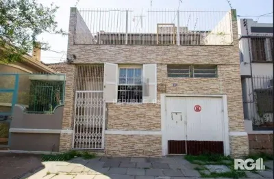 Casa residencial à venda no bairro azenha com 3 dormitórios e 227 m² de área útil.