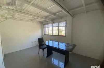 Escritório para alugar no menino deus com 29 m² de área útil disponível.