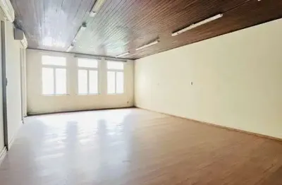 Edifício comercial para aluguel no centro histórico com ampla área disponível