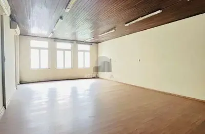 Edifício comercial para aluguel no centro histórico com ampla área disponível