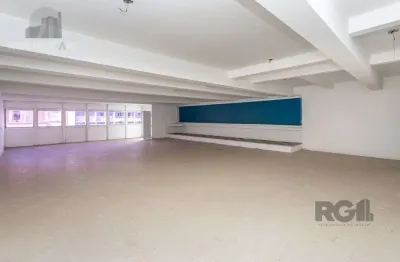 Escritório à venda no centro histórico com 255 m² de área útil disponível.