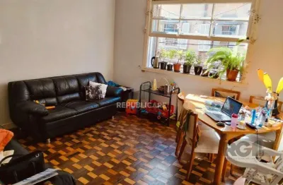 Apartamento à venda com 77 m², 2 dormitórios/quartos no bairro cidade baixa