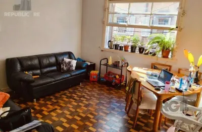 Apartamento à venda com 77 m², 2 dormitórios/quartos no bairro cidade baixa