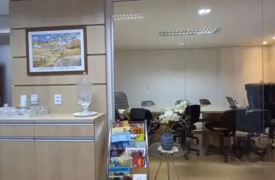 Escritório à venda no centro histórico com 109 m² de área útil disponível.