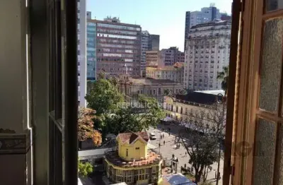Escritório à venda no centro histórico com 42 m² de área útil disponível.