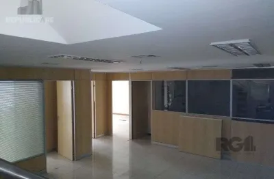 Escritório à venda no centro histórico com 200 m² de área útil disponível.