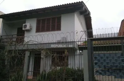 Casa residencial à venda em teresópolis com 200 m² e 4 dormitórios.