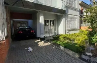Casa residencial à venda no bairro azenha com 251 m² e 4 dormitórios/quartos disponíveis.