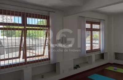 Escritório à venda na cidade baixa com 34 m² de área útil disponível.