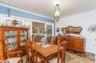 Apartamento à venda no centro histórico com 128 m² e 3 dormitórios/quartos disponíveis.