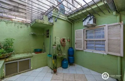 Casa residencial à venda no bairro Petrópolis com 166m² e 3 dormitórios/quartos.