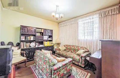 Casa residencial à venda no bairro azenha com 212 m² e 3 dormitórios/quartos disponíveis.