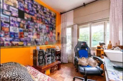 Apartamento à venda no centro histórico com 3 dormitórios e 97 m² de área útil.
