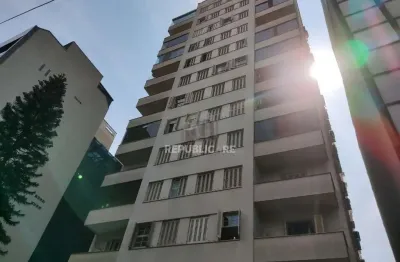 Apartamento no centro histórico à venda com 136 m² e 3 dormitórios/quartos disponíveis.