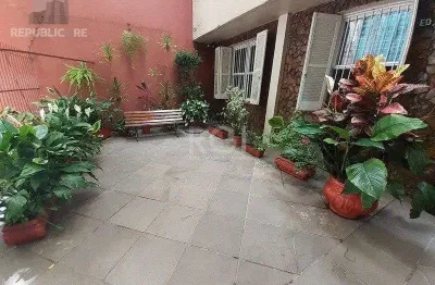 Apartamento à venda no centro histórico com 76m² e 3 dormitórios/quartos disponíveis.