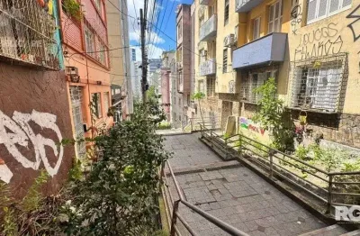 Apartamento à venda no centro histórico com 32 m² e 1 dormitório/quarto disponível.