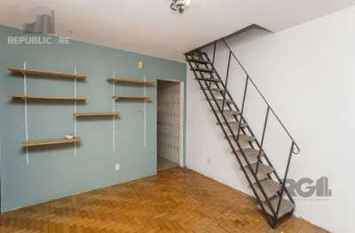 Cobertura à venda no bairro cidade baixa com 2 dormitórios e 69 m² de área útil.