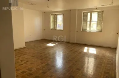 Apartamento à venda no centro histórico com 163 m² e 4 dormitórios/quartos disponíveis.